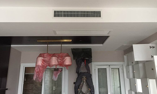 達(dá)信工程師正在安裝中央空調(diào)風(fēng)口