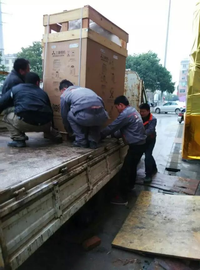 安裝師傅卸三菱電機(jī)中央空調(diào)主機(jī)
