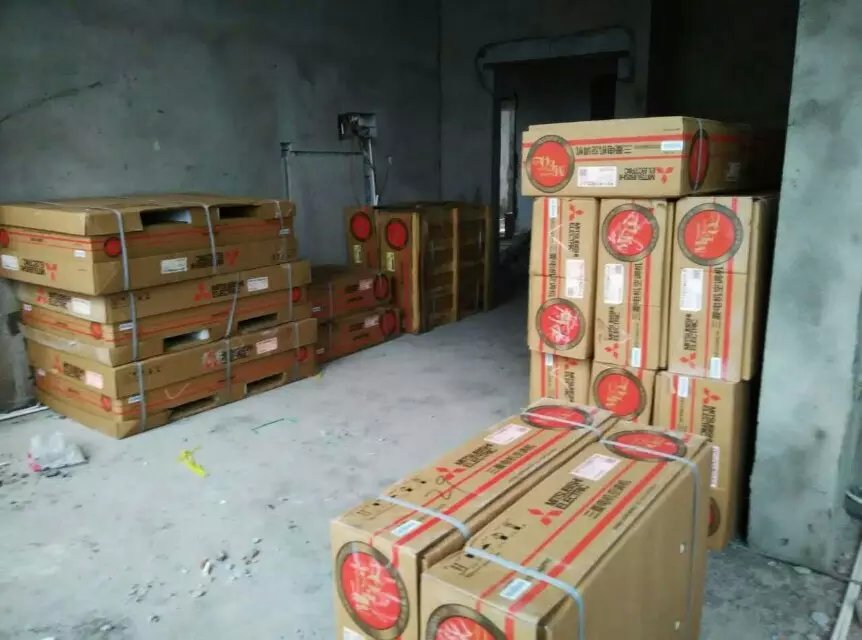 卸在創(chuàng)享客咖啡廳的三菱電機(jī)主機(jī)及室內(nèi)機(jī)